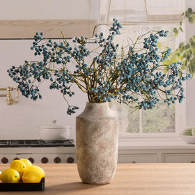 Mitt&Ditt non-slip bottom vase protects surfaces during movement.