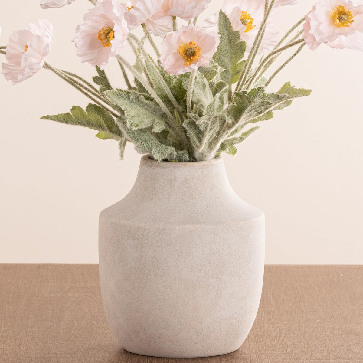 Mitt&Ditt vase as dining table centerpiece, subtle charm