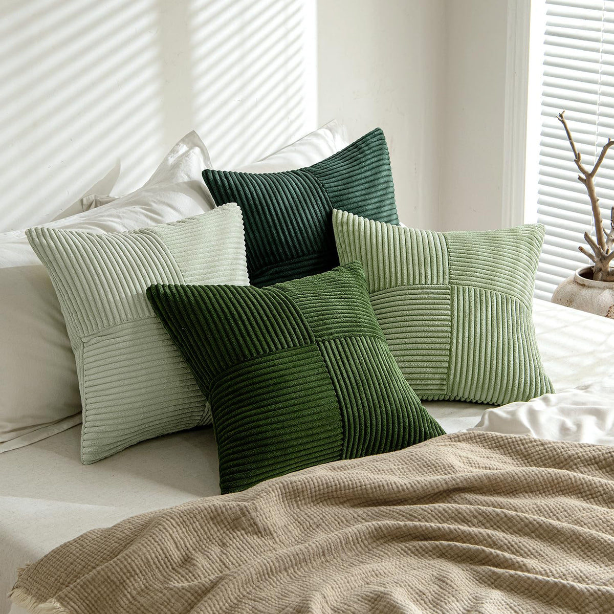 MIULEE invisible zip closure keeps pillow fronts clean and streamlined.