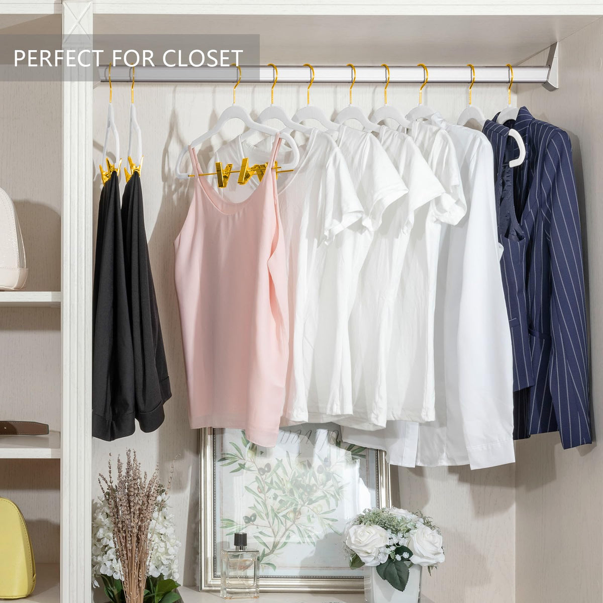 MIZGI Pack of 20 hangers provides ample wardrobe organization.