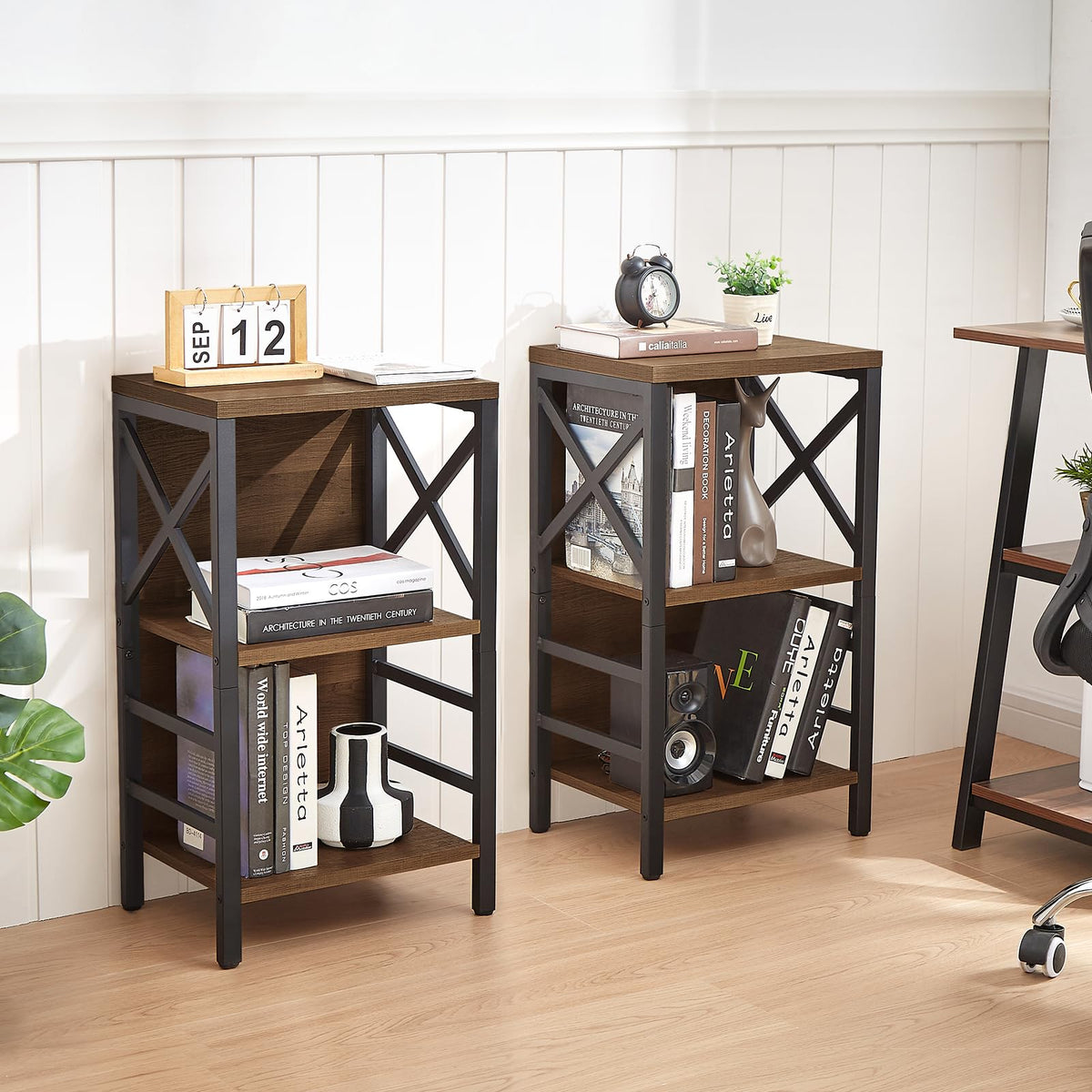 MNEETRUNG backboard-equipped shelf protects decor from tipping