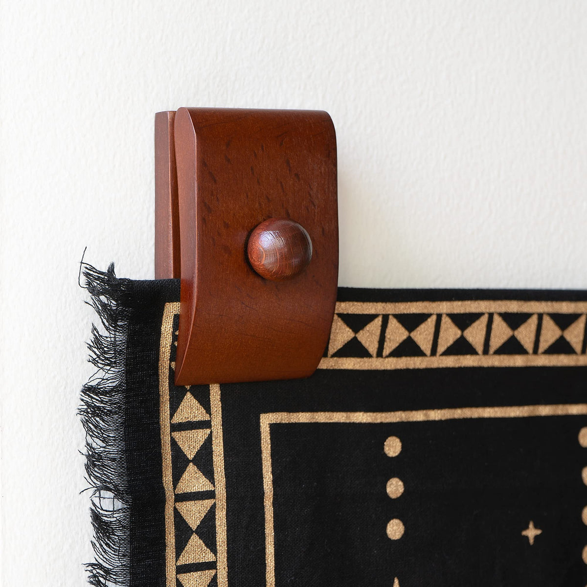 MOCTUS brown finish clips add warmth to any quilt wall display.