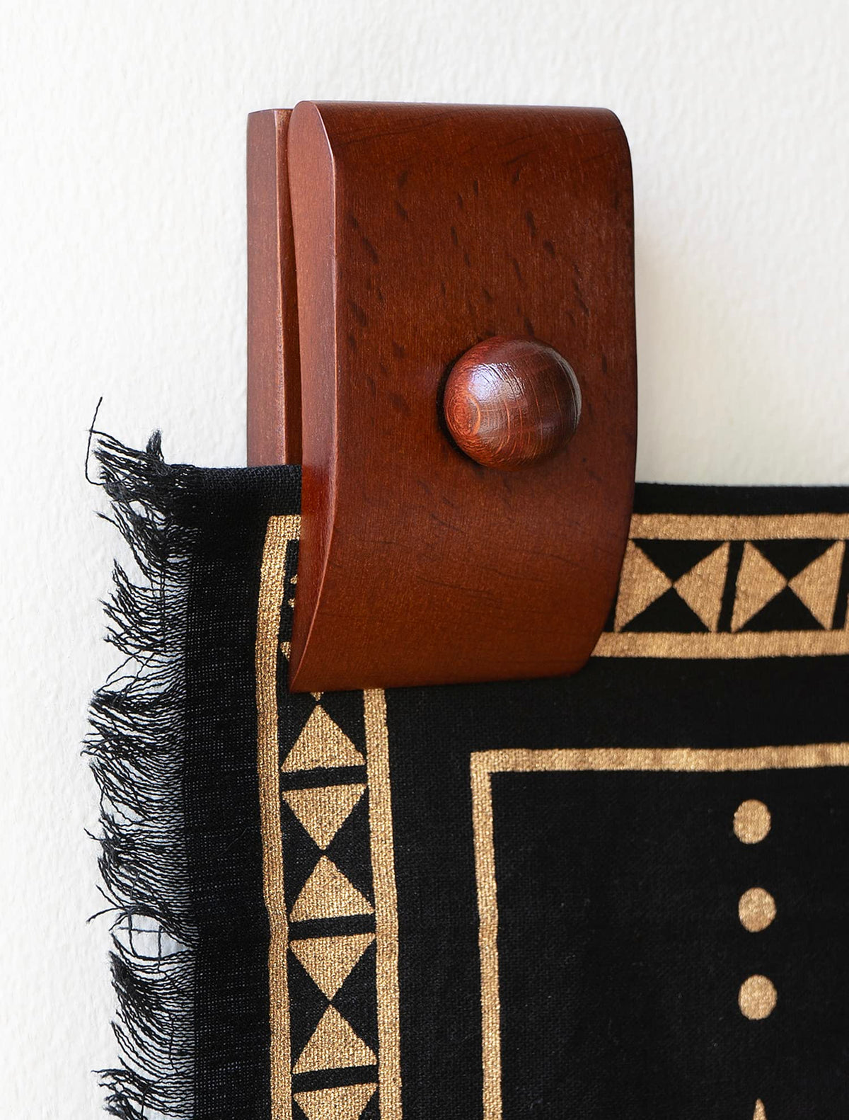 MOCTUS quilt hanger on wall display keeps quilts neatly showcased without damage.