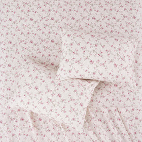Modern Threads fabric is wrinkle- and color-resistant for lasting vibrancy.
