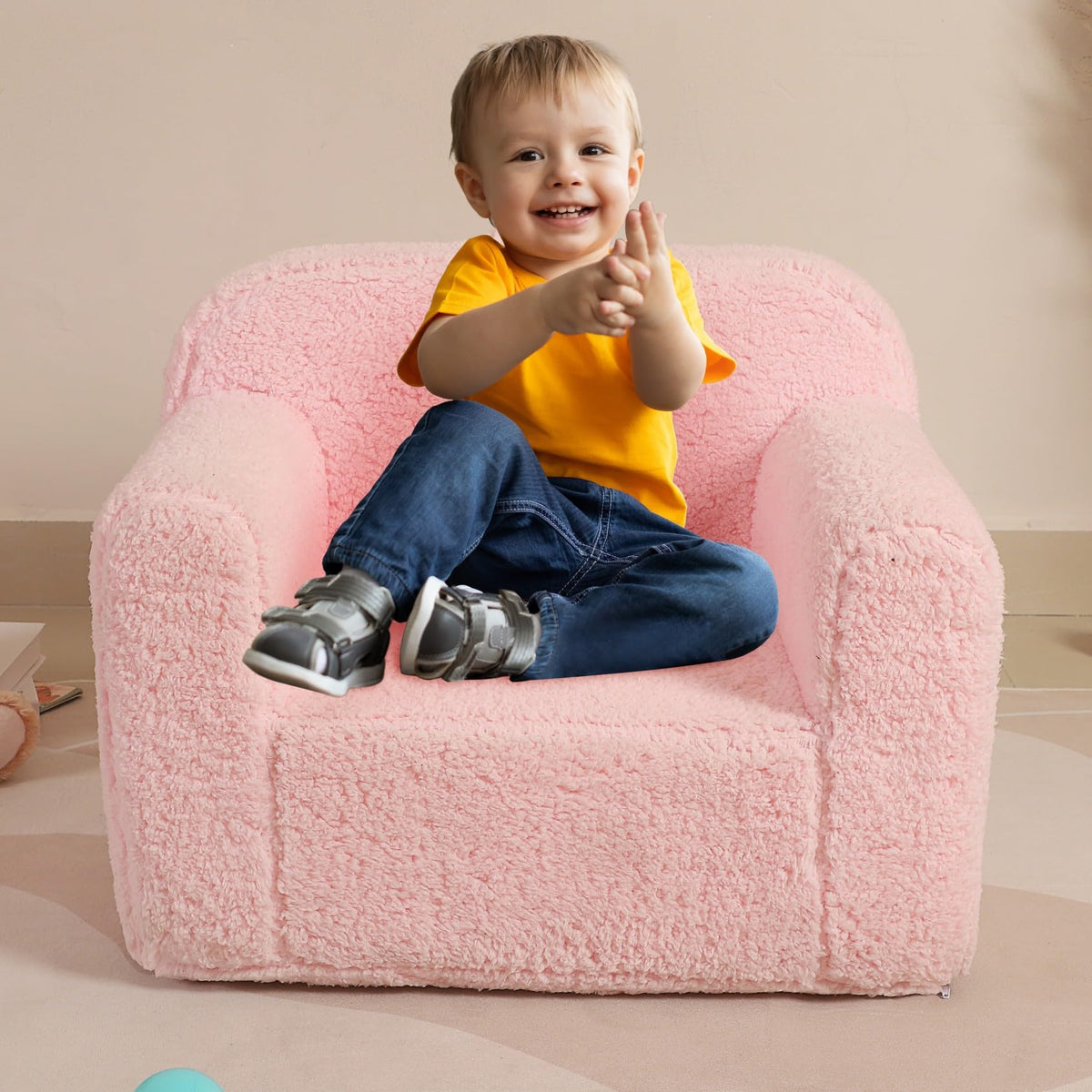 MOMCAYWEX kids sofa chair detail shot, soft Sherpa fabric and foam.
