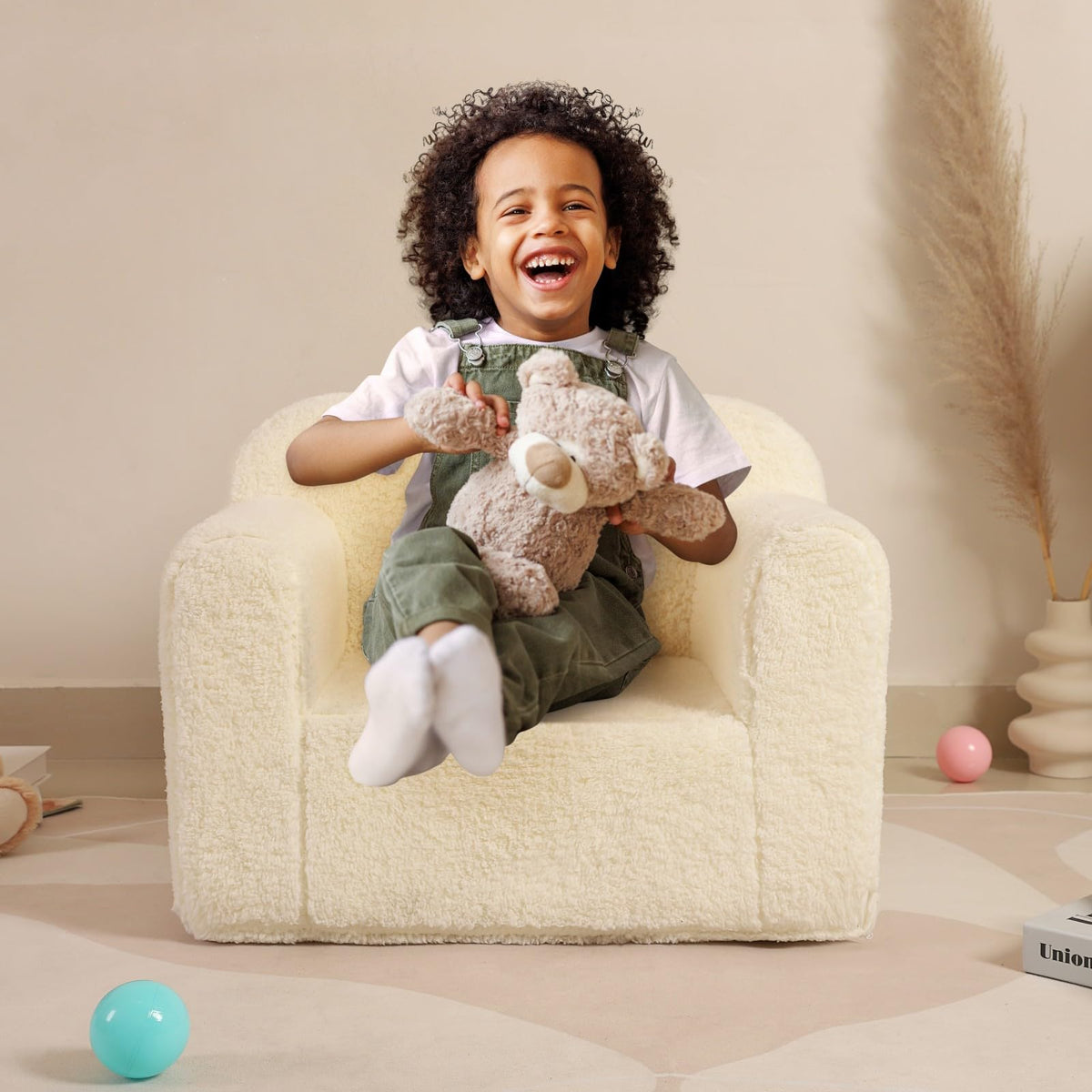 MOMCAYWEX Kids Snuggly-Soft Sherpa Chair foam detail highlights supportive core