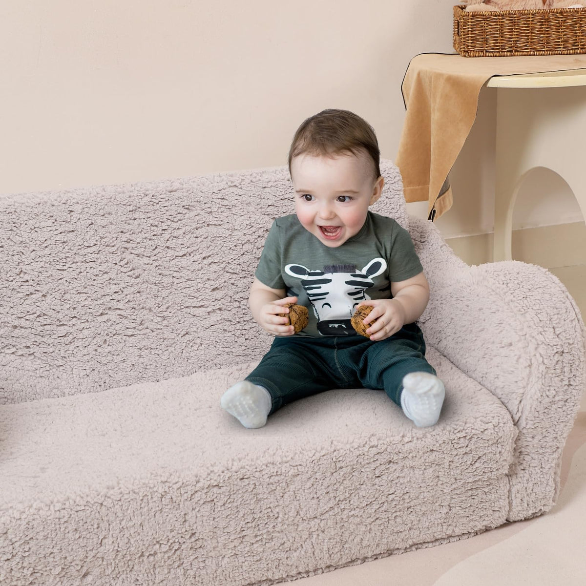 MOMCAYWEX lightweight design makes it easy to move between rooms.