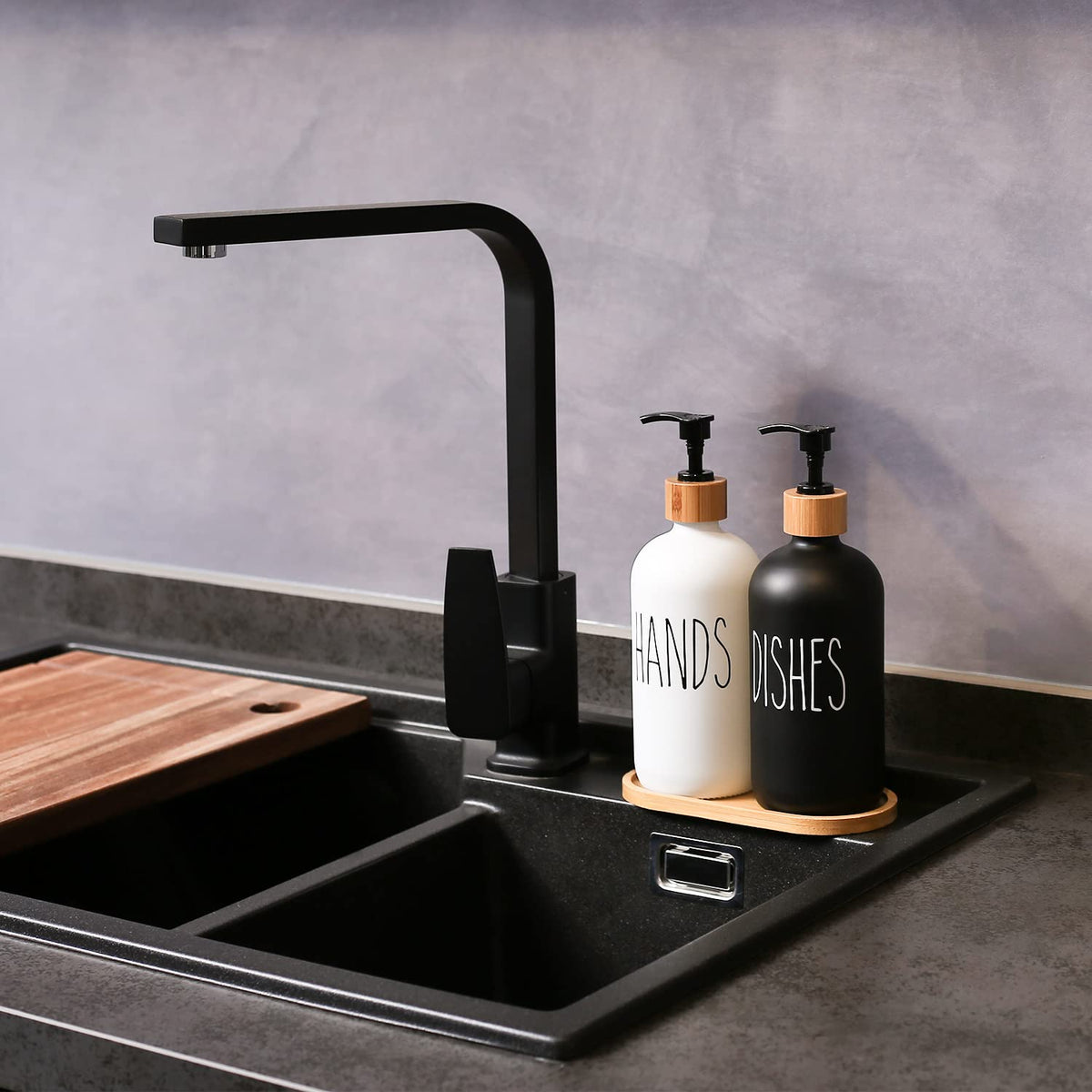 MOMEEMO dish soap dispenser in black and white keeps the kitchen tidy.