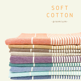 MOMOMUS sandfree Turkish towel sea green on sand demonstrates sand-repellent comfort.