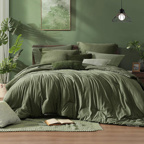 Monbix California King comforter close-up shows ultra-soft double-brushed fabric for cozy nights