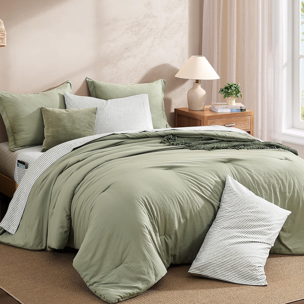 Monbix Queen Fitted Sheet 60x80+14 highlights secure fit and wrinkle-resistant comfort.