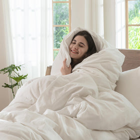 MooMee bedroom styling with off-white bedding in a calm setup