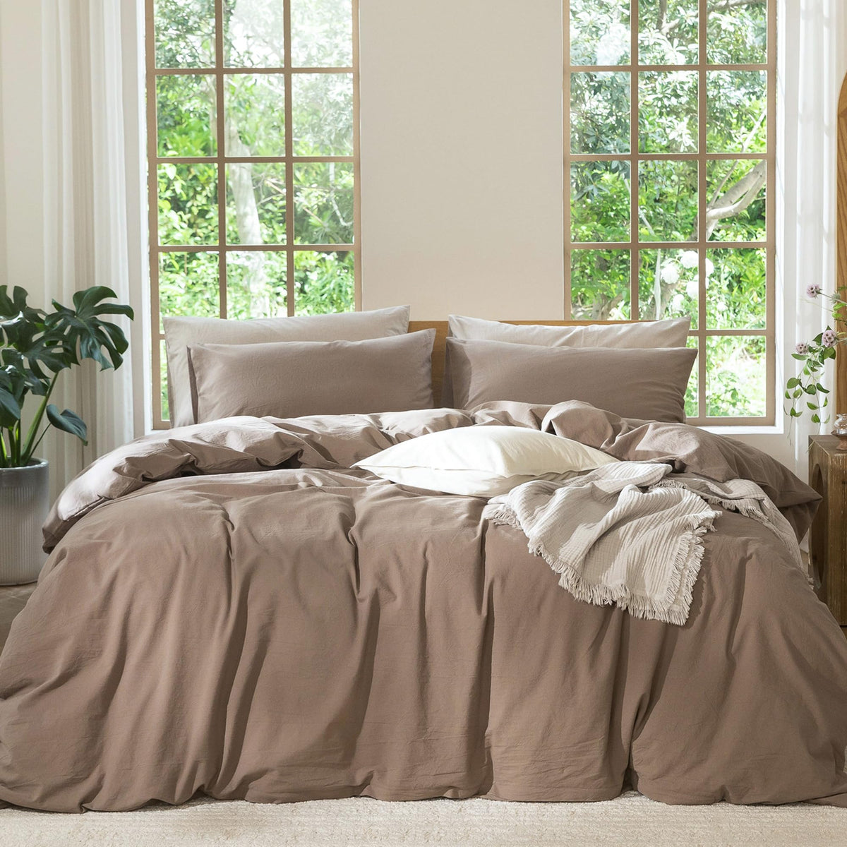 MooMee duvet cover in brown with linen-like texture for a crisp bed.