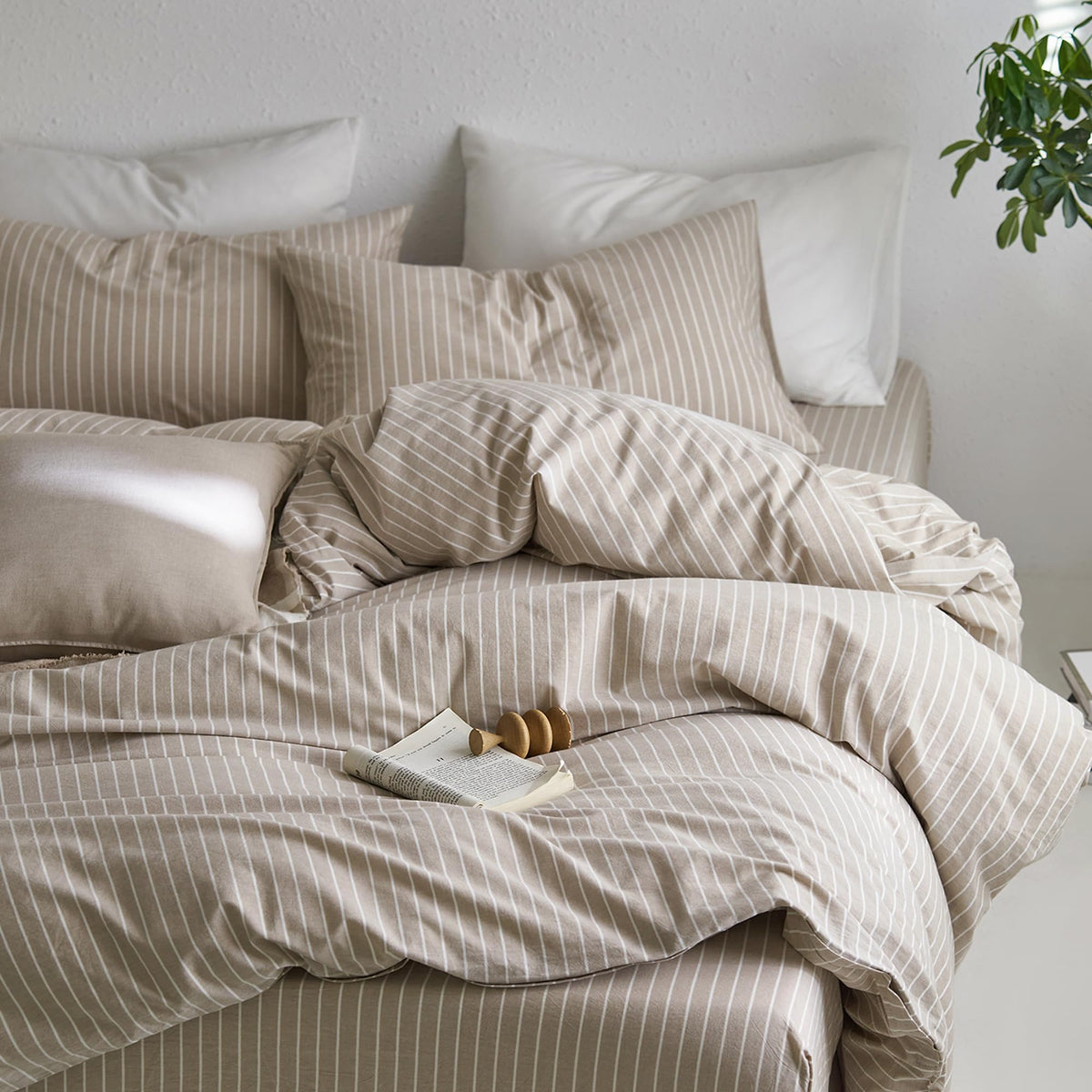 Eight interior corner ties prevent shifting and maintain a tidy bed.
