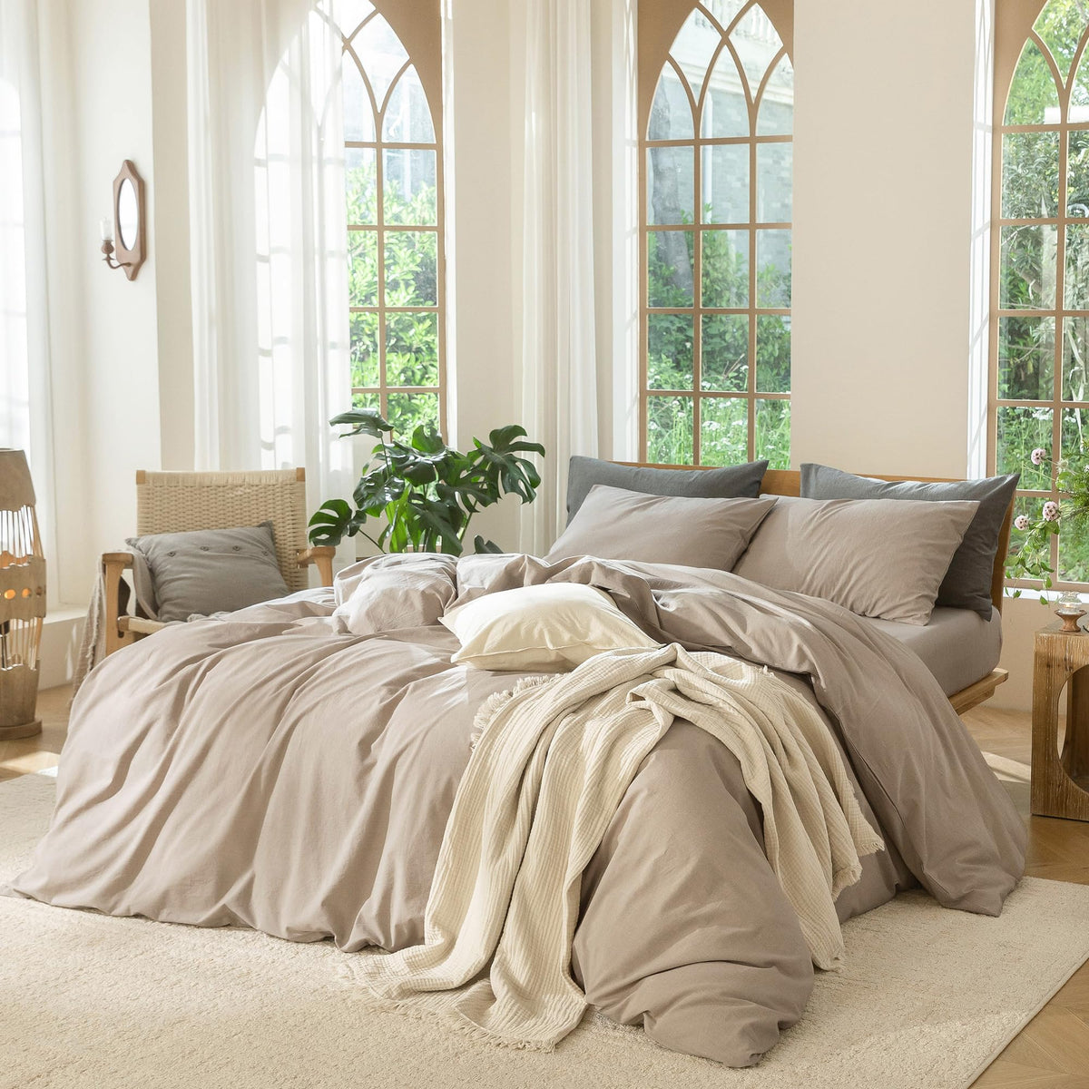 MooMee pillowcases envelope closure stay neatly in place on the bed.