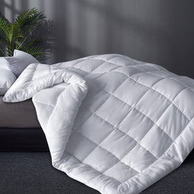 Moonsea down alternative box-stitch queen comforter insert prevents filling clumping.
