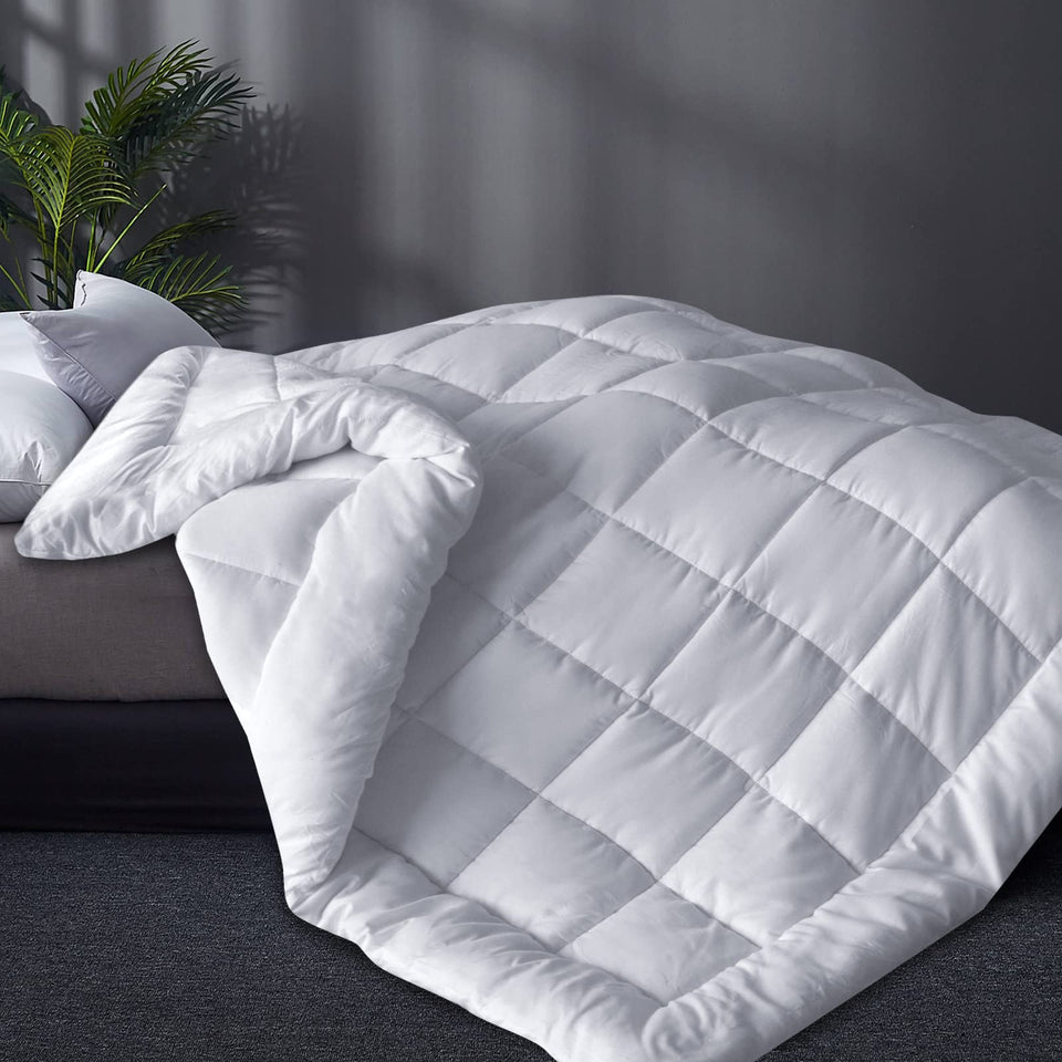 Moonsea down alternative box-stitch queen comforter insert prevents filling clumping.