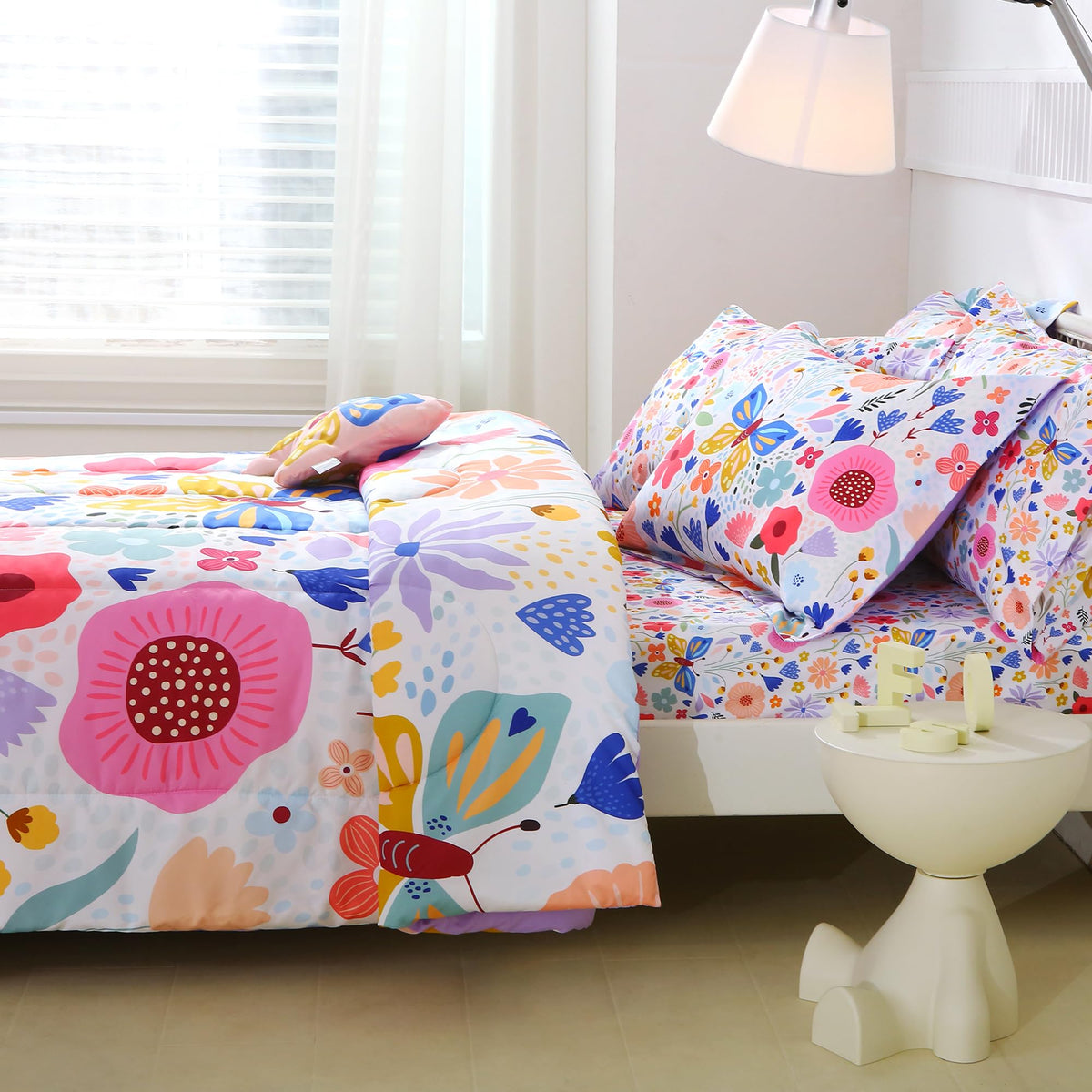 Mooreeke care-friendly bedding is machine washable for easy cleaning.