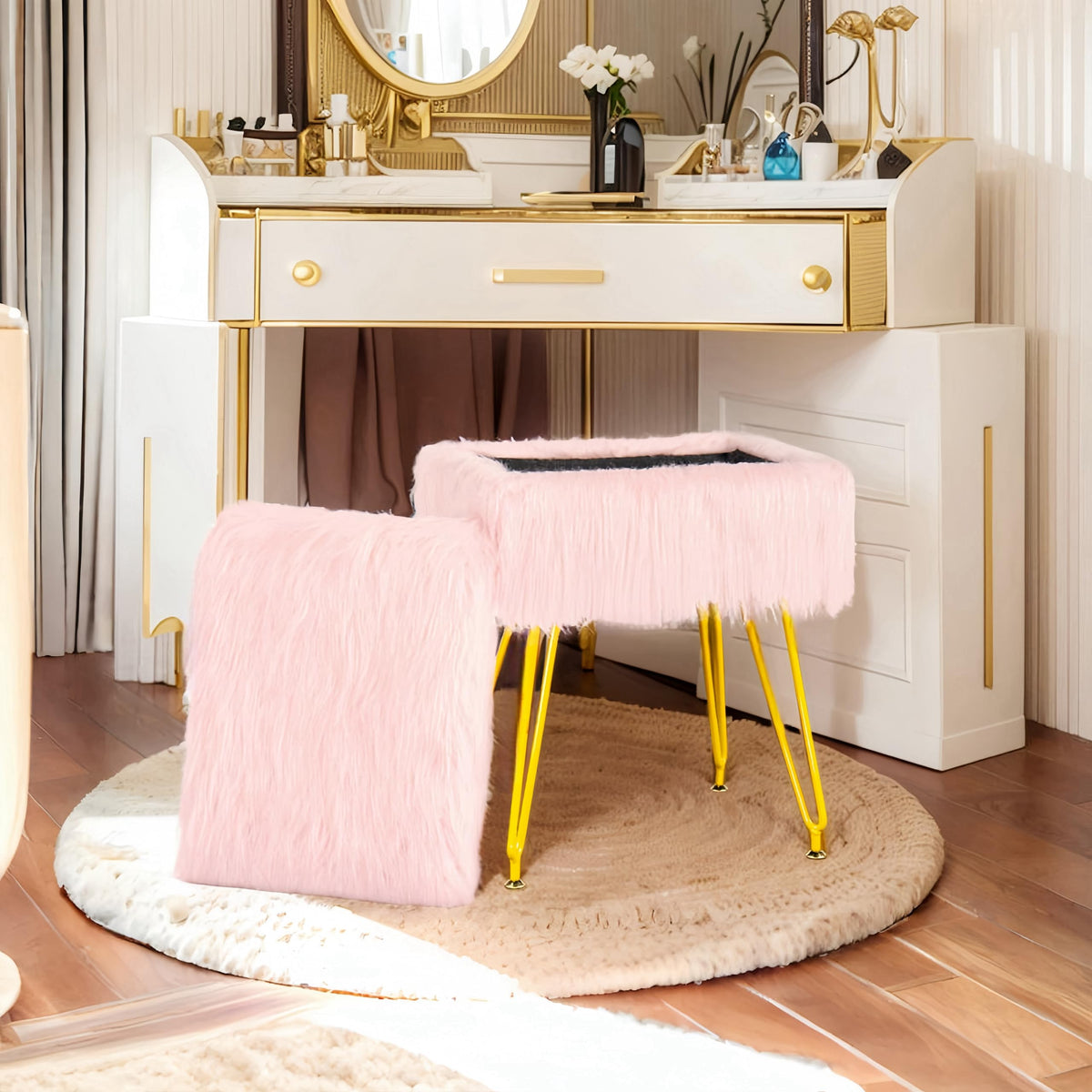 MOOWIND pink decor variant enhances bedroom style with soft color tone.
