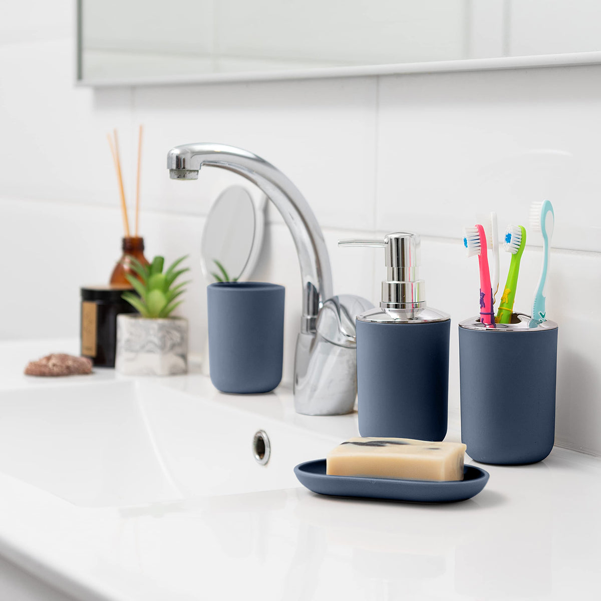 Moss & Stone toilet brush with blue accents for a clean, organized bathroom.