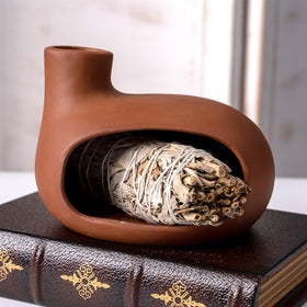 MOUGIGI Terracotta Holder ash-catching design keeps surfaces clean during burning.