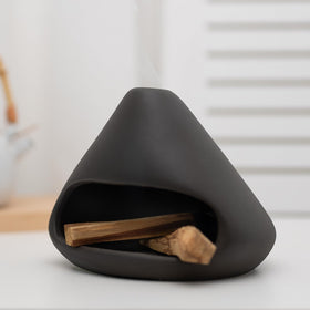 MOUGIGI zongzi chimney design promotes even diffusion of scents during meditation.