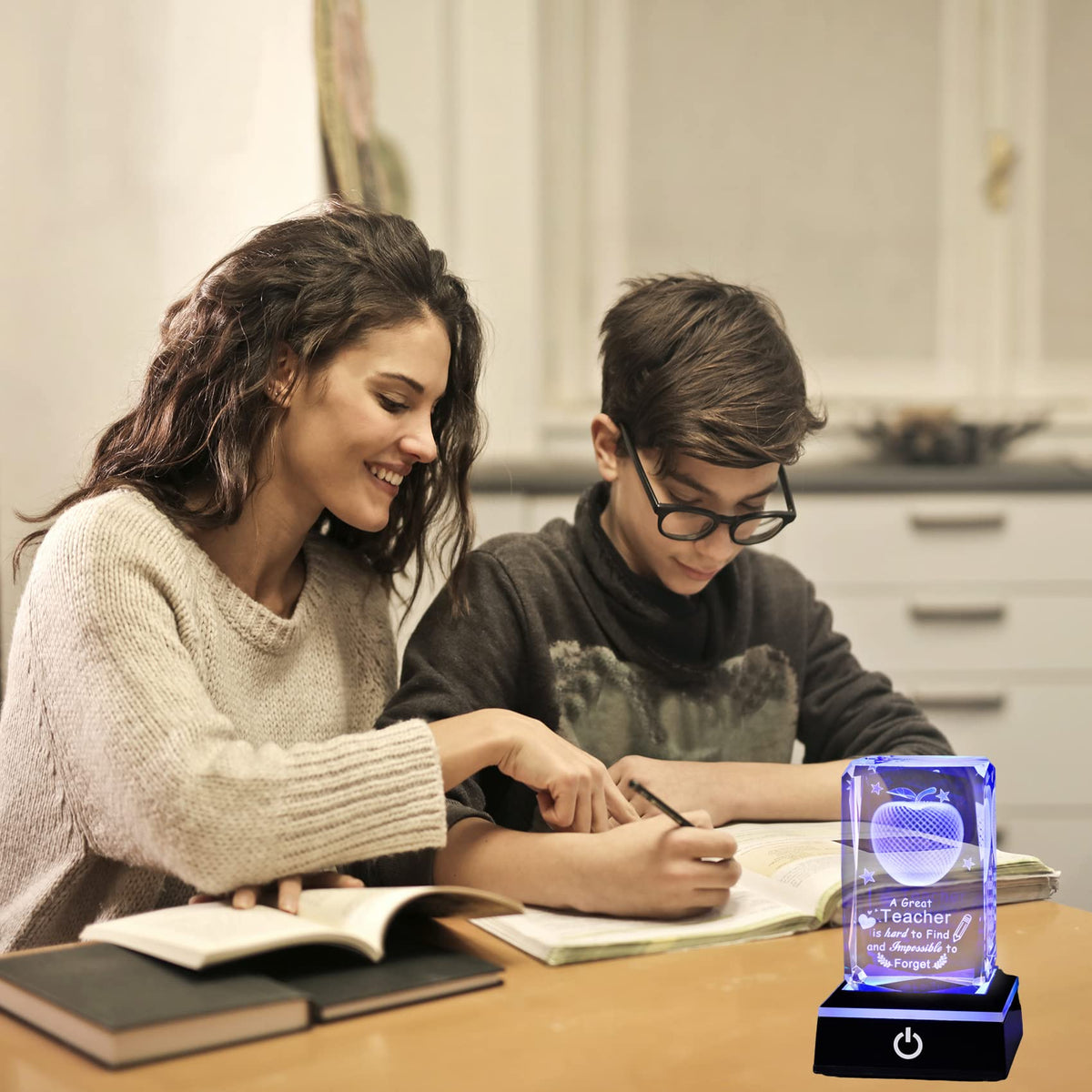 Movdyka touch switch base enables easy lighting with USB or battery power.
