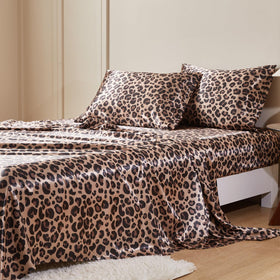 MR&HM satin sheets flat sheet close-up with smooth king-size finish