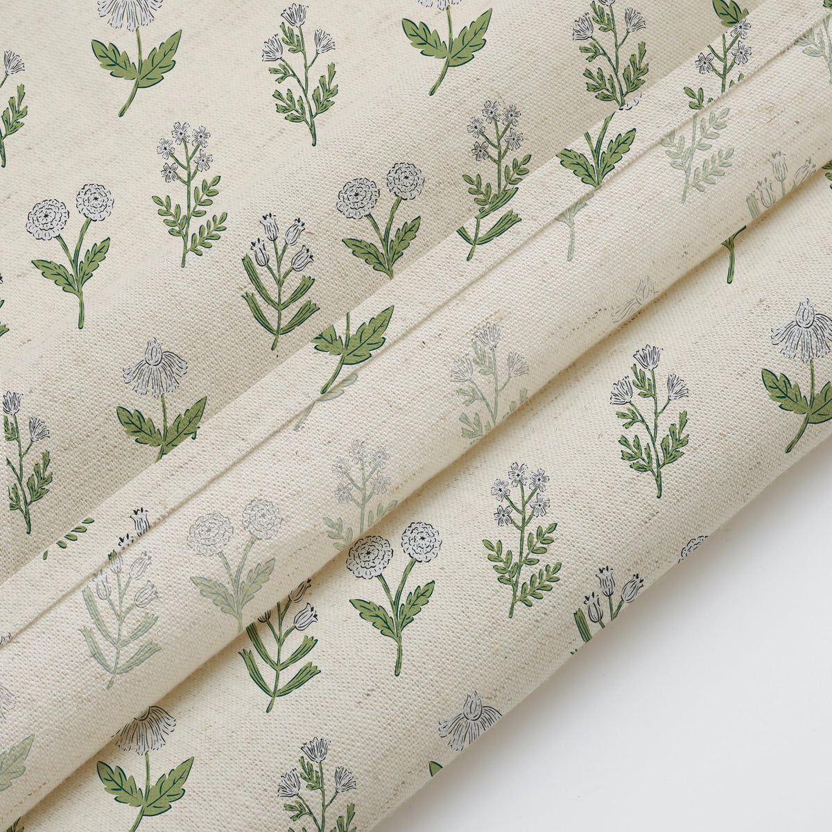 MUGINYU 72x72 inch shower curtain fits standard bathroom spaces.