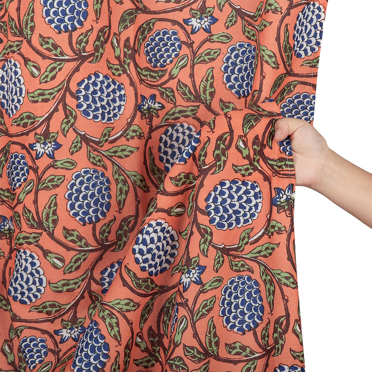 MUGINYU floral curtain features water-repellent coating for quick drying.
