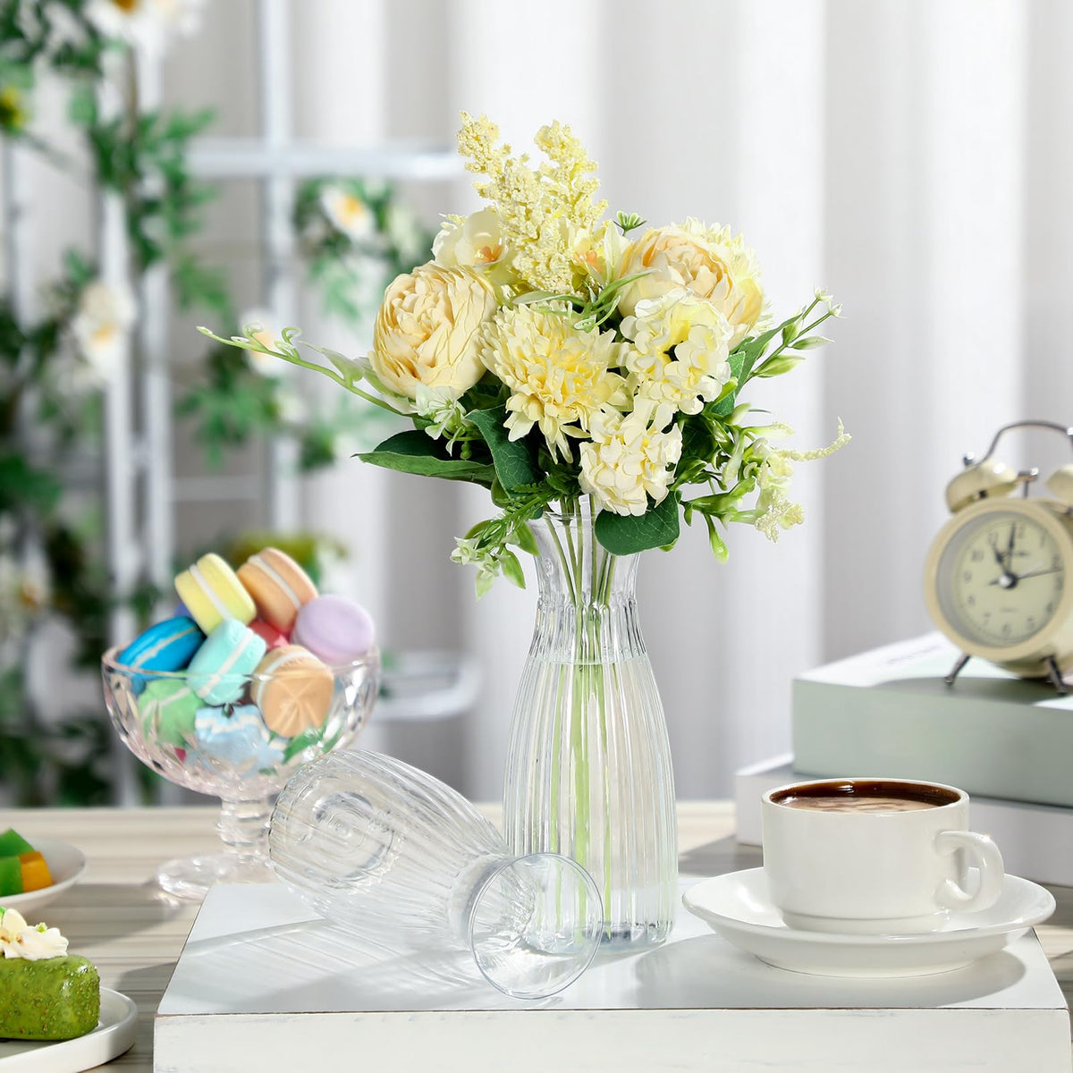 Mumufy clear plastic vase with smooth surface for easy handling.