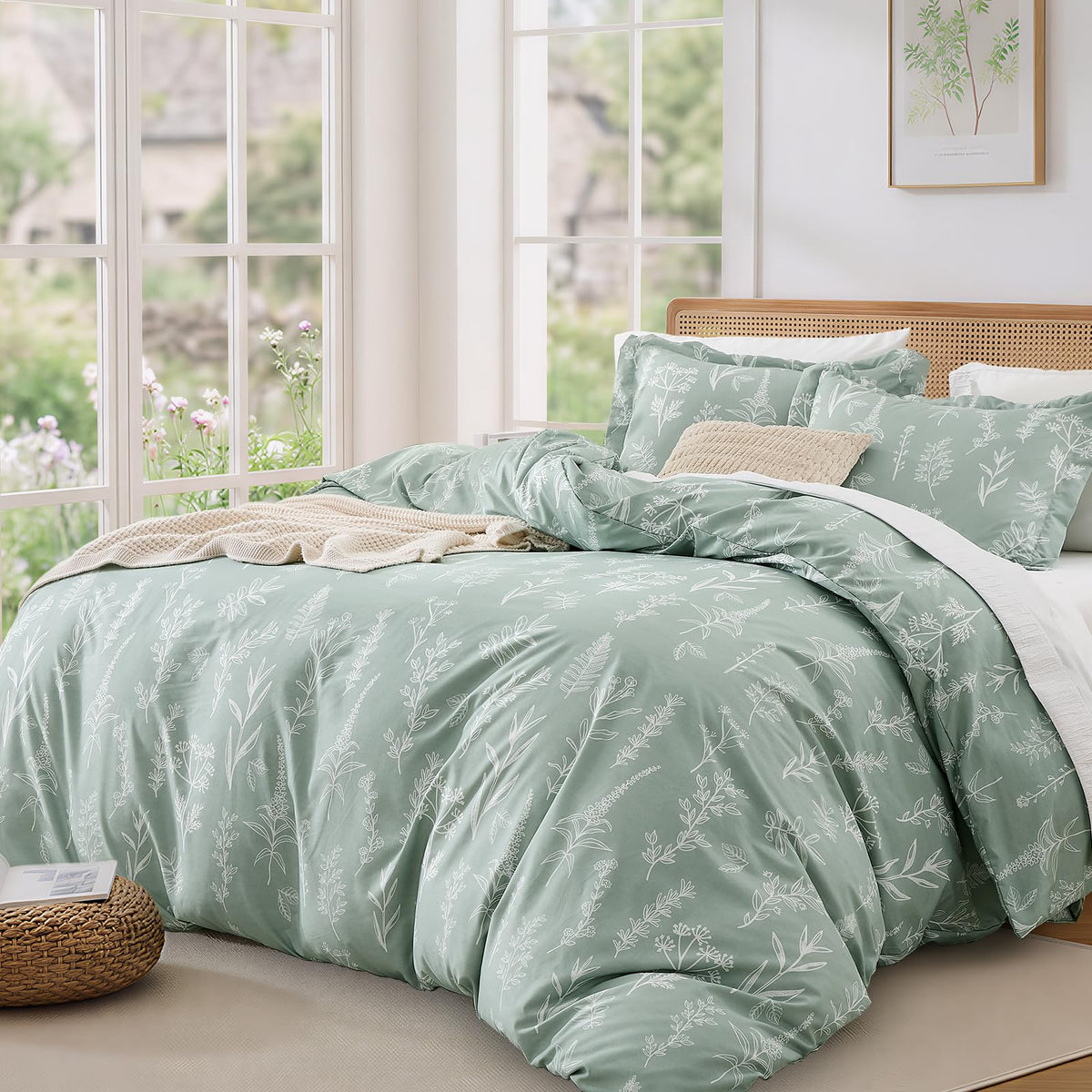 MUXHOMO botanical bedding elevates bedroom ambiance with easy-care appeal.