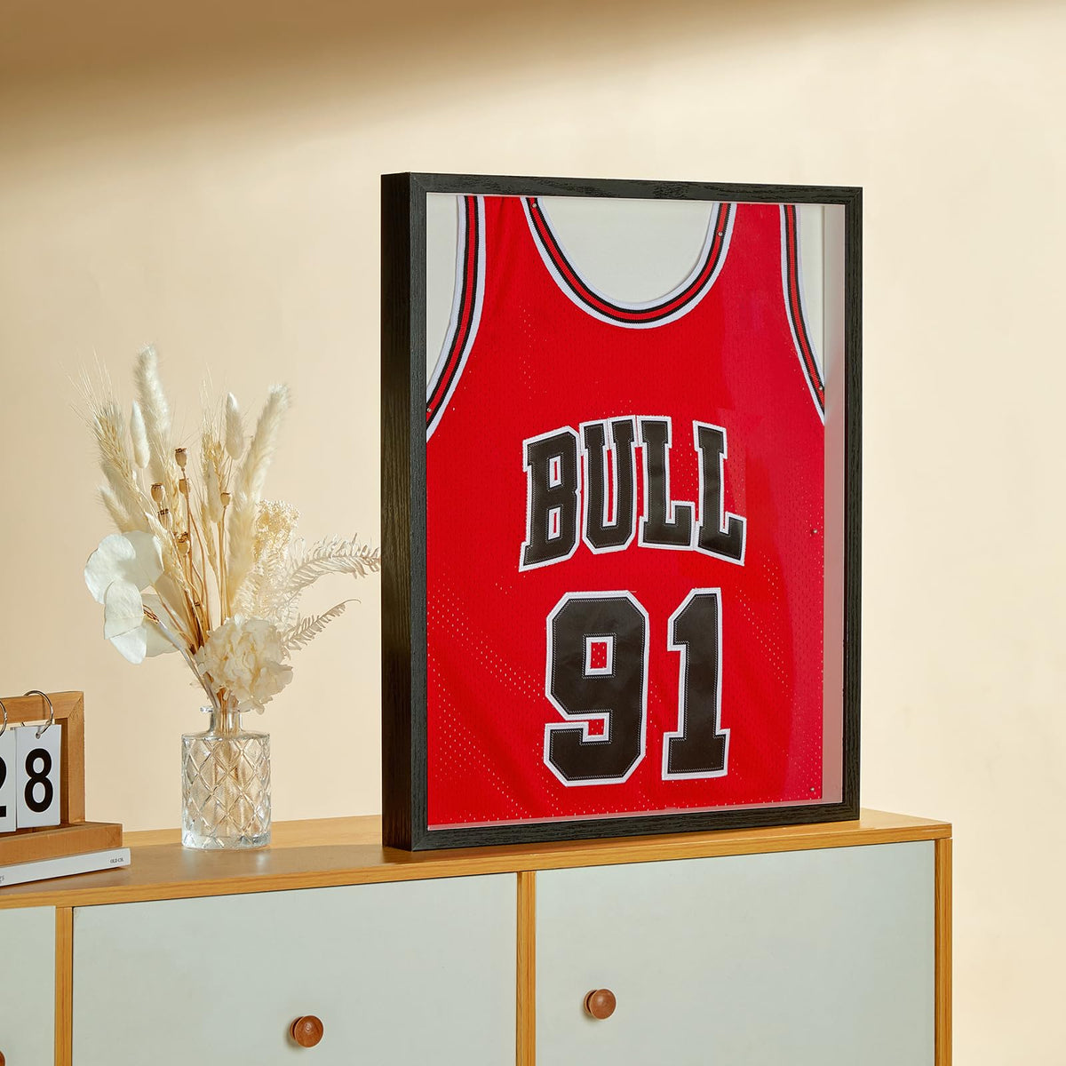 MUXIUNT non-marking nails allow wall-safe hanging of the shadow box