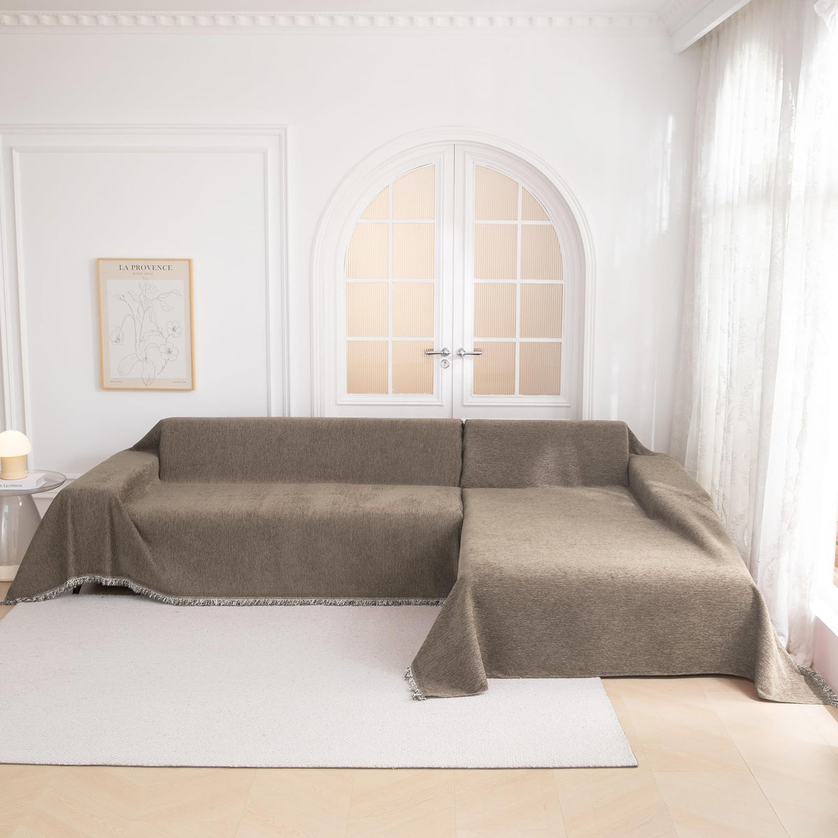 Pet friendly design guards against fur and minor spills.