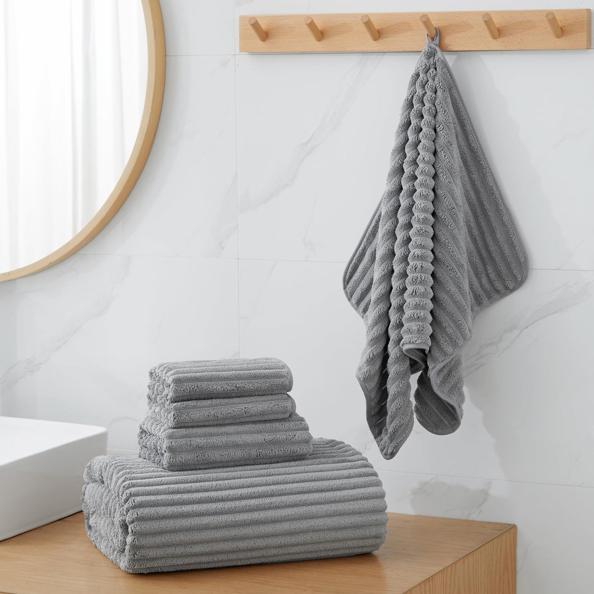 NALIVO microfiber towels 40x80 absorb moisture quickly for home, gym, or travel.