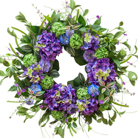 NaturaWre gift-ready wreath ideal for housewarmings and spring celebrations.