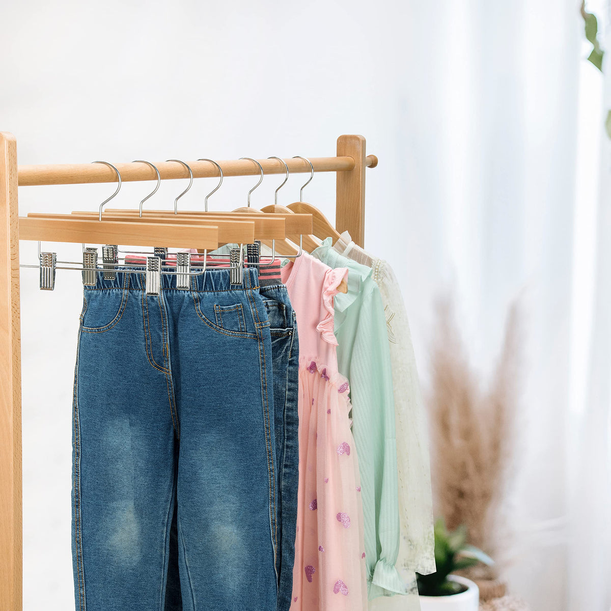 Nature Smile smooth surface protects clothing while keeping pants neatly aligned