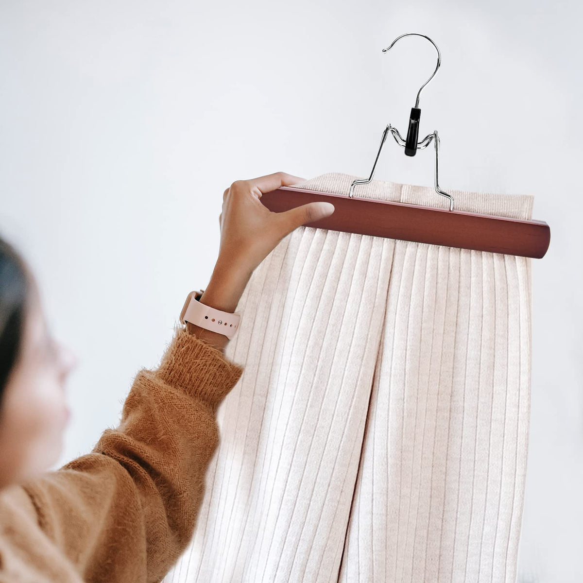 Nature Smile hangers with durable hardware resist rust for steady performance.