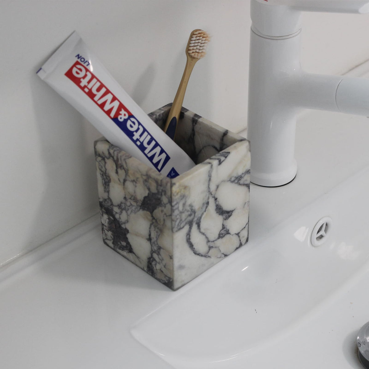 Natust Calacatta Viola holder top view, keeps toothbrushes, toothpaste neatly organized
