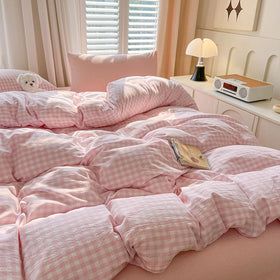 Nayoroom corner ties secure the comforter for a snug, tidy bed setup.