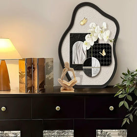 Neeenn Sparkling Gold statue, compact decor perfect for desks and shelves.