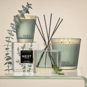 Nest New York diffuser with eight reeds allows adjustable fragrance.