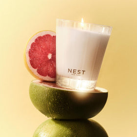 Ergonomic frosted glass vessel of Nest New York Grapefruit candle