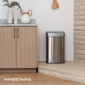 Ninestars odor-sealing lid helps contain smells between bag changes.