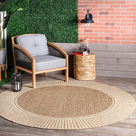 nuLOOM Asha round rug with striped border, ideal for defined outdoor seating.