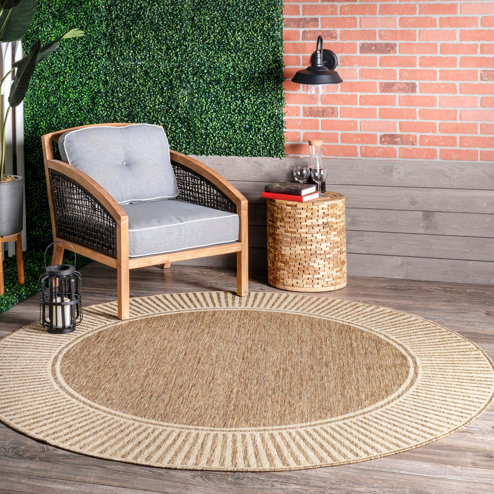 nuLOOM Asha round rug with striped border, ideal for defined outdoor seating.