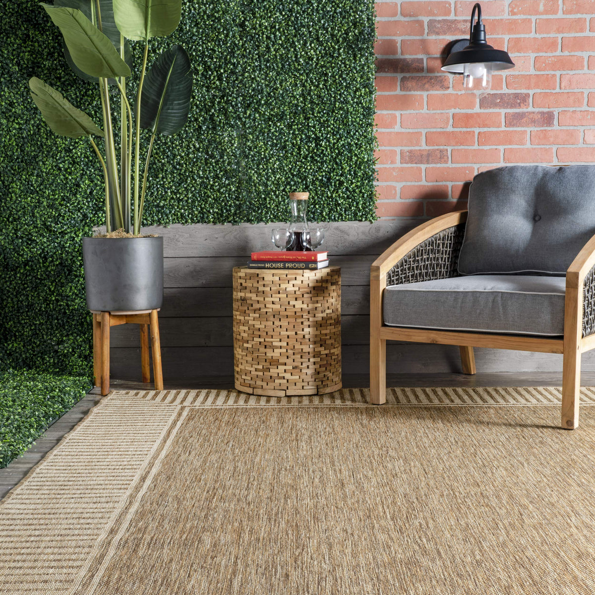 nuLOOM Asha striped border design adds subtle style.