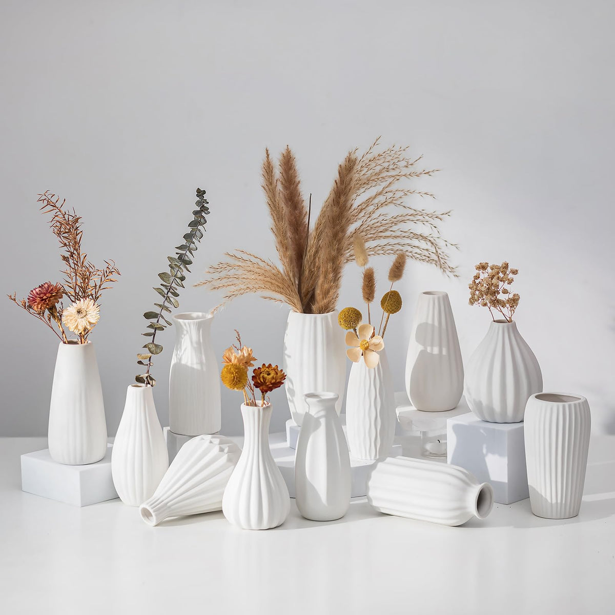 NUPTIO white bud vase set with ribbed texture for elegant centerpieces.