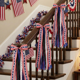 NUVCELKA metal clip enables tool-free hanging for quick decoration