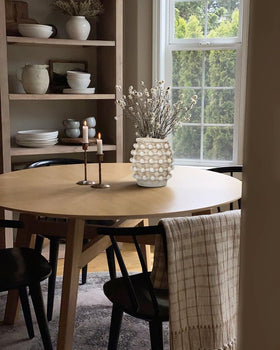 Oairse Pampas grass arrangement in the vase on a living room table
